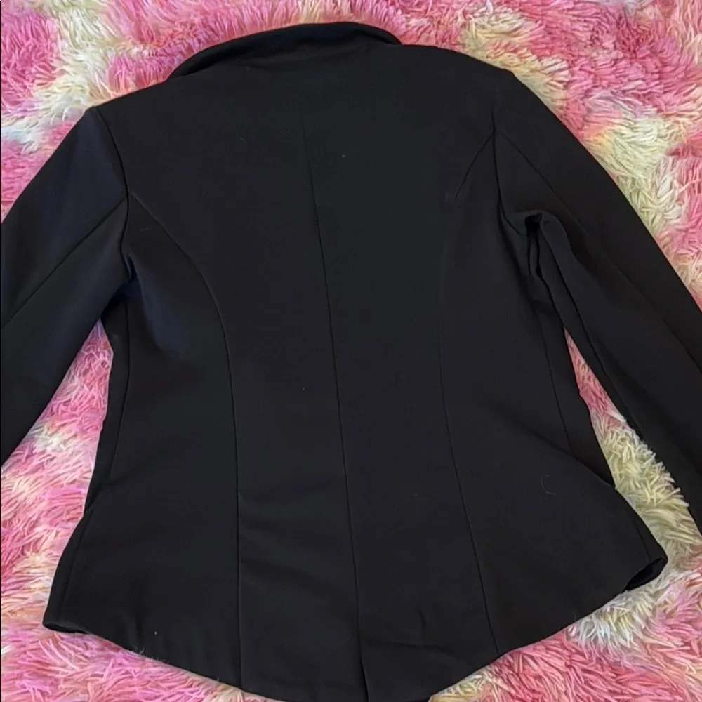 Black Blazer with Notched Lapels and Fitted Silhouette